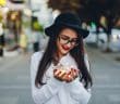 jeune fille portant des lunettes et un chapeau